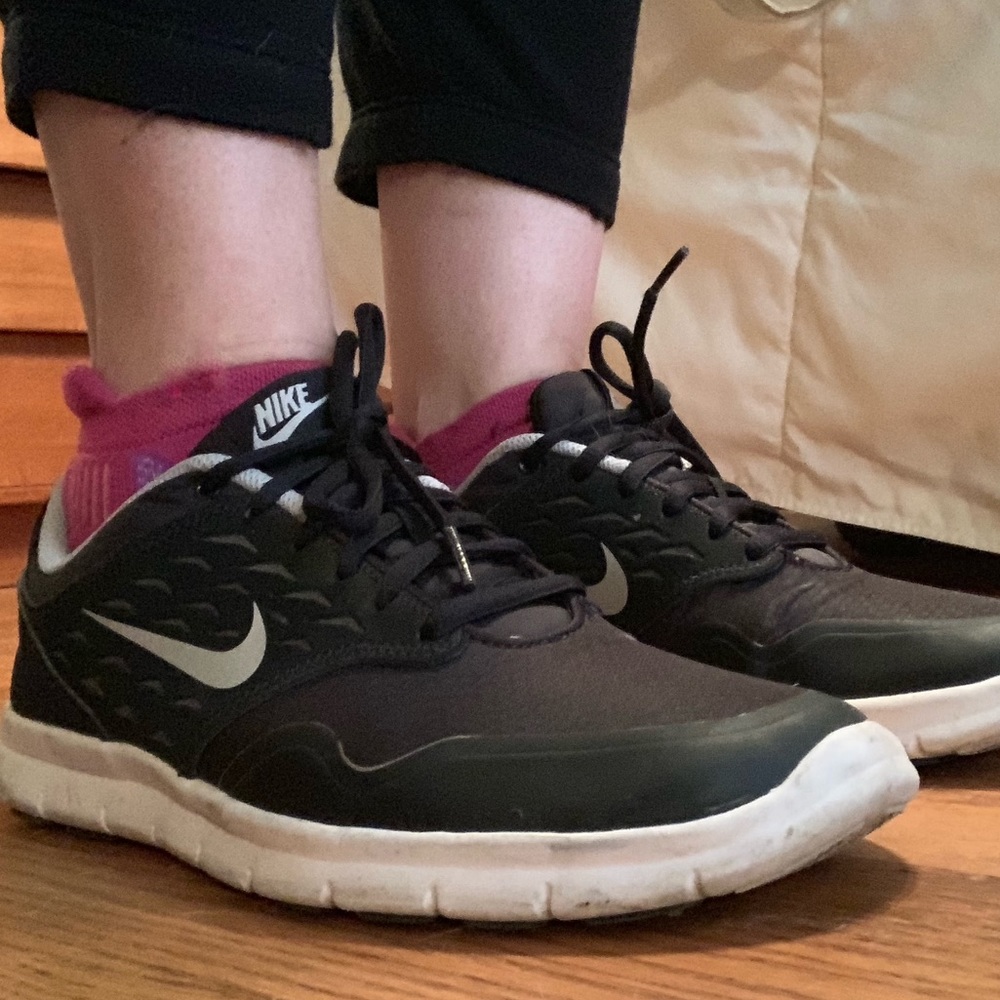 NIKE black 8.5 athletic walking tennis shoes